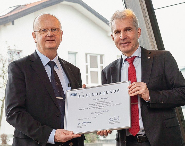 Andreas Tielmann, Hauptgeschäftsführer der Industrie- und Handelskammer Lahn-Dill, überreicht Rainer Kirchhübel eine Ehrenurkunde zum 40-jährigen Arbeitsjubiläum.