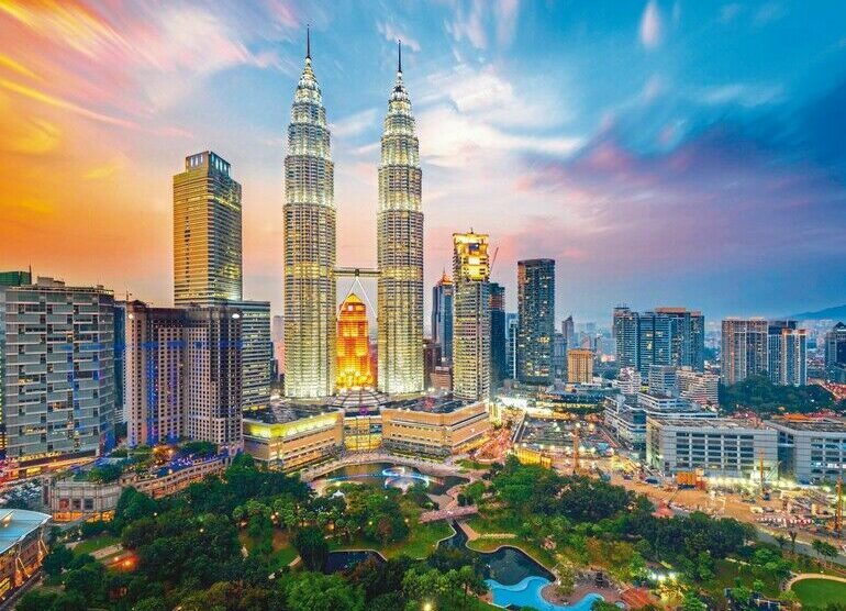 Petronas_Towers,_also_known_as_Menara_Petronas_is_the_tallest_buildings_in_the_world_from_1998_to_2004.